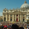 "La Plaça de Sant Pere, seu del Vaticà i escenari de la santificació d'aquest diumenge de Pasqua" Foto: Sara Centellas