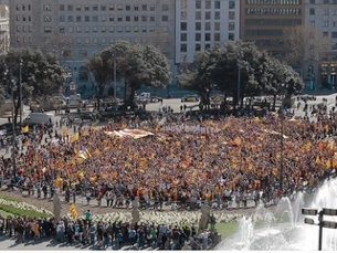 Una panorà mica de la flaixmob per la independència. (Foto: 324.cat) Una panorà mica de la flaixmob per la independència. (Foto: 324.cat)