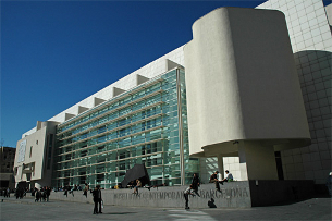 La façana del MACBA, a la plaça dels Àngels de Barcelona. (Foto: EFE)
