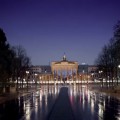 "Instantània del vídeo promocional Luchtgrenze, amb la Porta de Brandenburg separada pel mur il·luminat" via Berlin.de