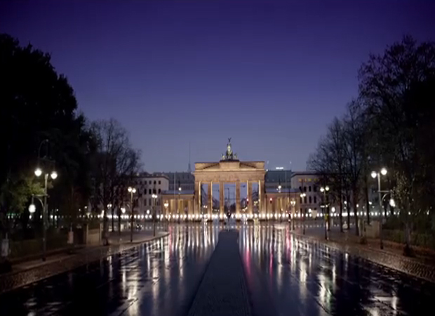 "Instantà nia del vÃdeo promocional Luchtgrenze, amb la Porta de Brandenburg separada pel mur il·luminat" via Berlin.de
