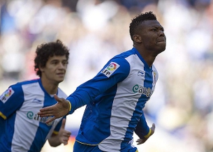 Uche i Coutinho celebren un dels gols de l'Espanyol. (Foto: EFE)